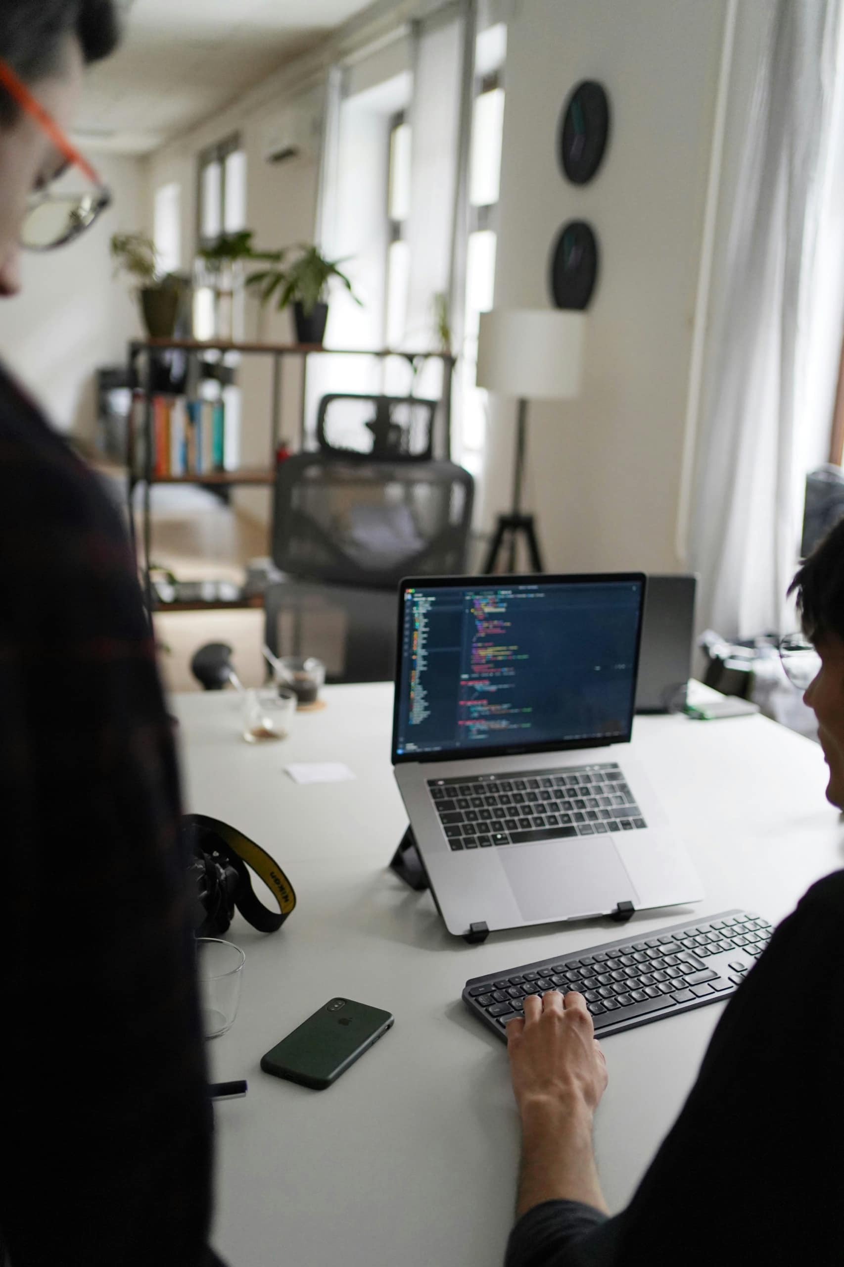 Entwickler bei der Arbeit am Code